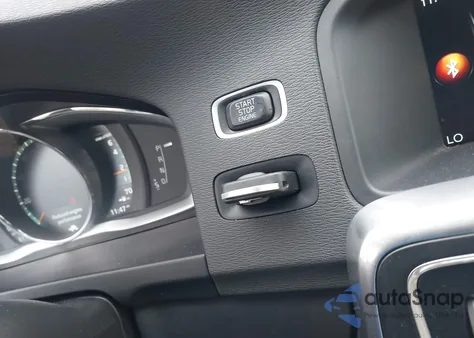 2017 Volvo V60 Cross Country T5 z USA, uszkodzony, nr VIN YV440MWK6H1035033